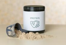 Imagen de un tazón de proteína en polvo con una cuchara