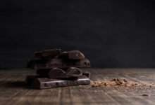 Un trozo de chocolate negro sobre un fondo oscuro