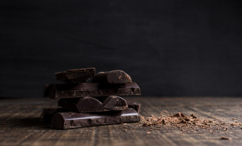 Un trozo de chocolate negro sobre un fondo oscuro