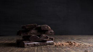 Una tableta de chocolate negro sobre un fondo blanco