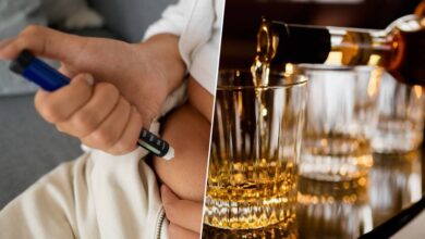 Imagen de una persona rompiendo una botella de alcohol, simbolizando la superación del alcoholismo