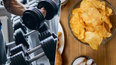Persona haciendo ejercicio mientras come alimentos saludables