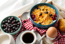 Persona desayunando en la mañana