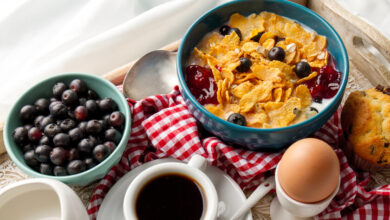Personas comiendo desayuno en una mesa