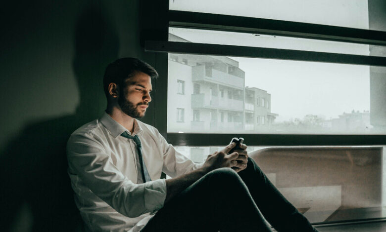 Imagen de una persona meditando en la naturaleza, rodeada de flores y árboles
