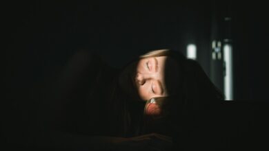 Persona durmiendo pacíficamente en una cama