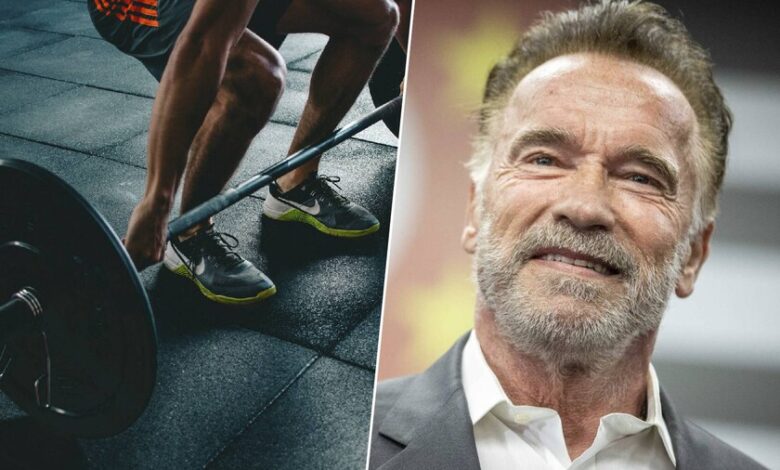 Arnold Schwarzenegger entrenando en el gimnasio