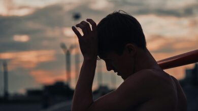 Una imagen de un joven mediendo su presión arterial con un aparato de medición