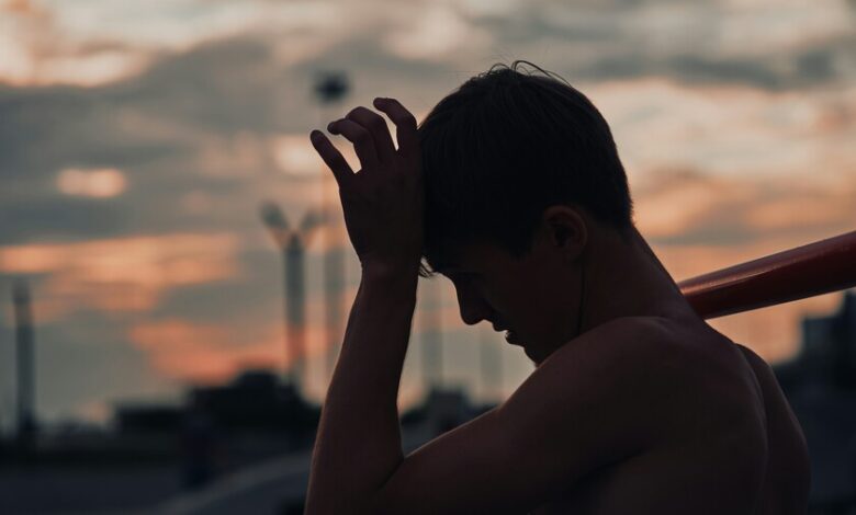 Una imagen de un joven mediendo su presión arterial con un aparato de medición