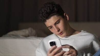 Joven sentado frente a una computadora con una expresión de preocupación