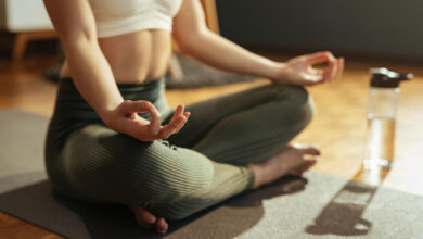 Persona meditando en un entorno tranquilo