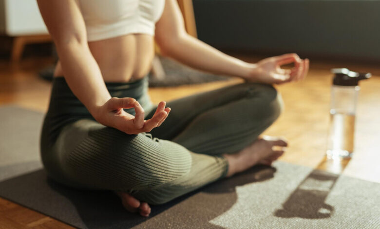 Persona meditando en una posición de lotus