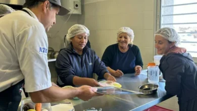 Imagen de personas cocinando en una cocina comunitaria