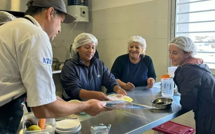 Imagen de personas cocinando en una cocina comunitaria