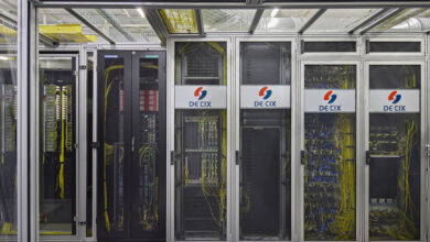 Imagen de un centro de datos con servidores y cables, representando la conectividad y la tecnología.