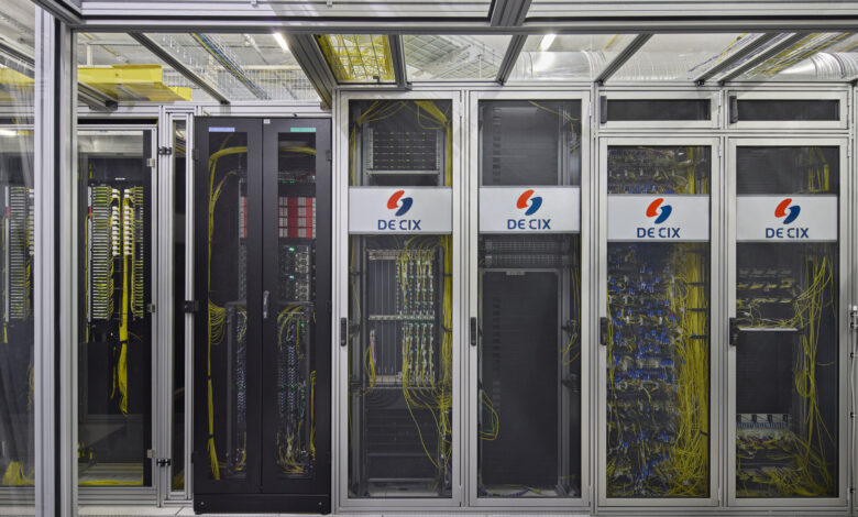 Imagen de un centro de datos con servidores y cables, representando la conectividad y la tecnología.