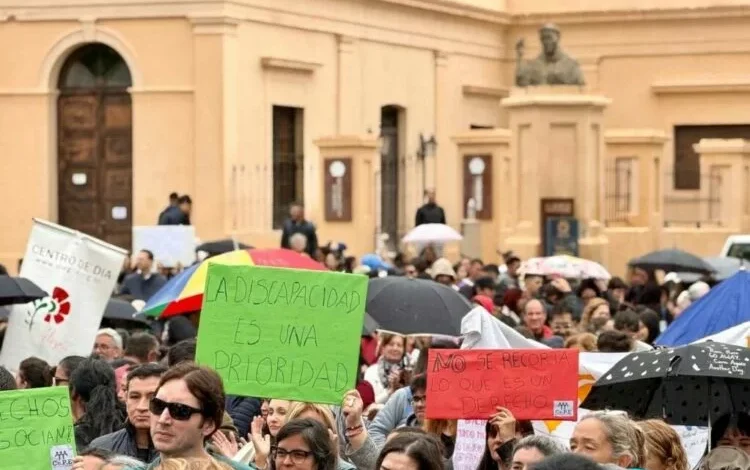 Imágenes de personas con discapacidad en una manifestación