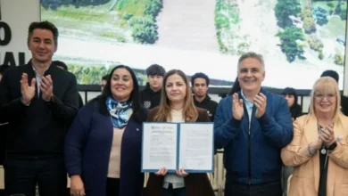 Foto de la intendenta Natalia Bellón, el gobernador Martín Llaryora y la rectora Julia Oliva Cúneo durante el anuncio de la creación de la sede anexa de la Universidad Provincial de Córdoba en La Carlota
