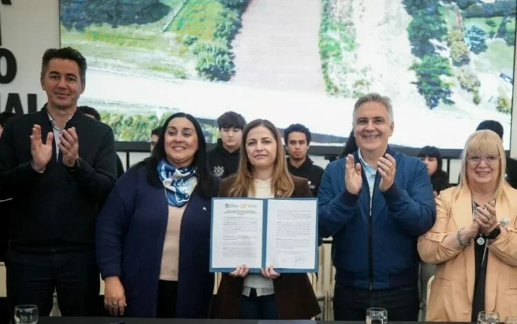 Foto de la intendenta Natalia Bellón, el gobernador Martín Llaryora y la rectora Julia Oliva Cúneo durante el anuncio de la creación de la sede anexa de la Universidad Provincial de Córdoba en La Carlota