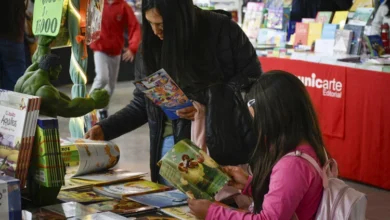Niños leyendo libros de colores en una biblioteca