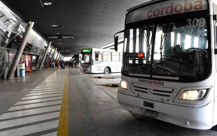 Imagen de un autobús en Córdoba con personas esperando en la parada