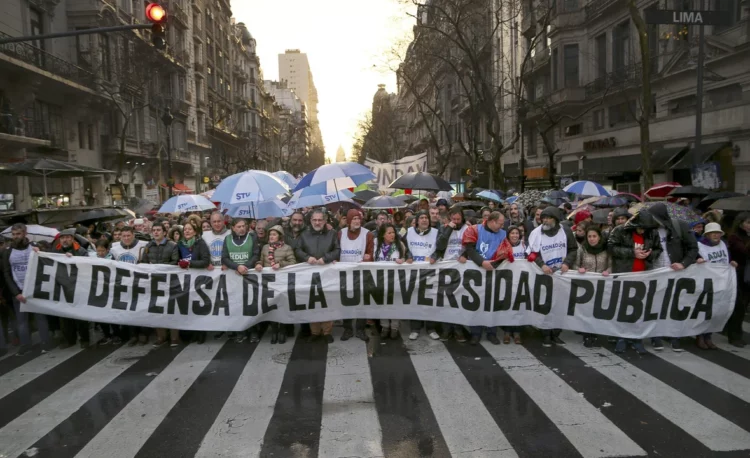 Imagen de estudiantes y docentes marchando por la educación