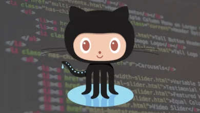 Logo de GitHub con un fondo de código de programación