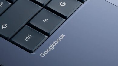 Imagen del Googlebook con la glowbar iluminada y el logo en la cubierta