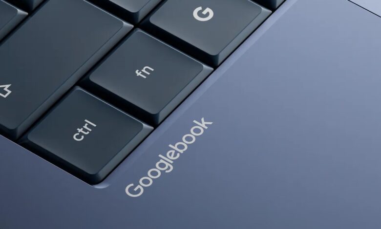 Imagen del Googlebook con la glowbar iluminada y el logo en la cubierta