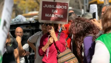Jubilados y trabajadores de PAMI realizan un abrazo solidario en la puerta de la sede