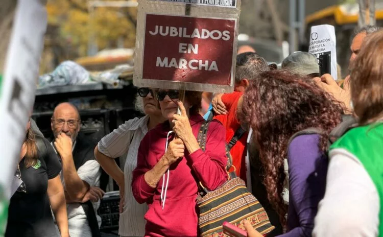 Jubilados y trabajadores de PAMI realizan un abrazo solidario en la puerta de la sede