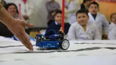 Estudiantes trabajando en un proyecto de robótica en una Tecnoteca Municipal CREA