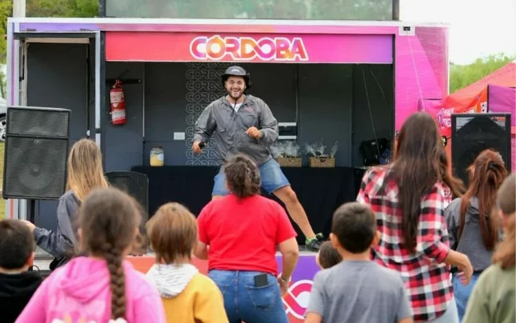 Imagen de la comunidad en un evento de 'Córdoba Cerca Tuyo' con servicios y actividades recreativas