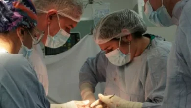 Equipo médico del Hospital de Urgencias de Córdoba atendiendo a una paciente