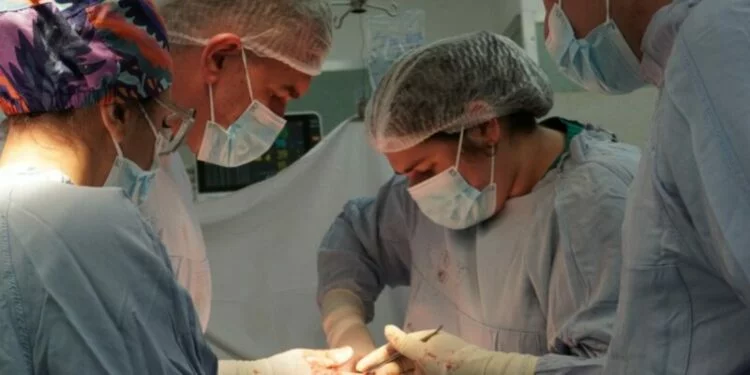 Equipo médico del Hospital de Urgencias de Córdoba atendiendo a una paciente