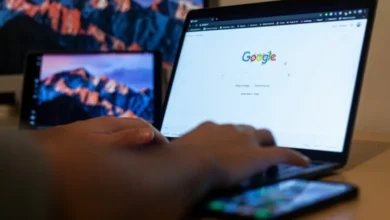 Imagen de una persona trabajando en una computadora con una nube en el fondo