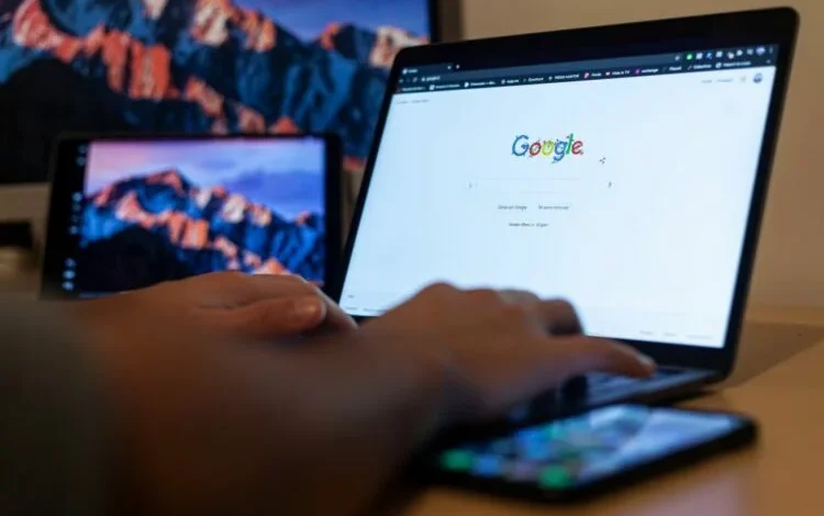 Imagen de una persona trabajando en una computadora con una nube en el fondo