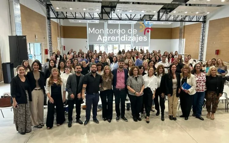 Estudiantes y docentes trabajando juntos en un aula de Córdoba