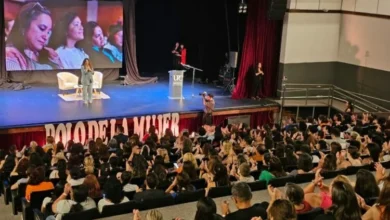 Imagen de una mujer sosteniendo una pancarta con el lema 'No a la violencia de género'