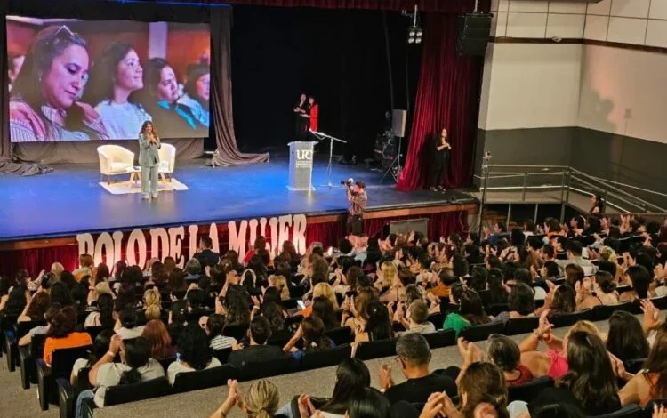 Imagen de una mujer sosteniendo una pancarta con el lema 'No a la violencia de género'