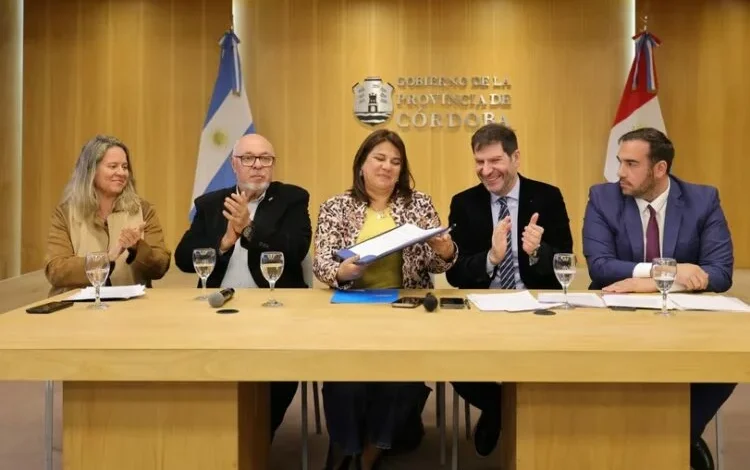 Abogados y autoridades penitenciarias firman convenio para mejorar acceso a cárceles