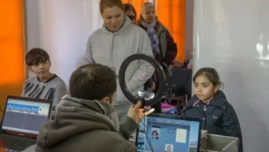 Personal del Operativo DNI atendiendo a vecinos en un centro vecinal