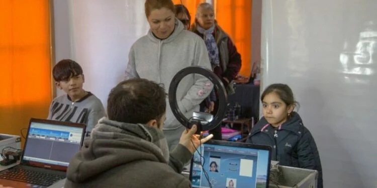 Personal del Operativo DNI atendiendo a vecinos en un centro vecinal