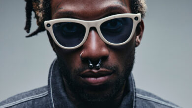 Gafas Ray-Ban Meta en una mano, con una pantalla de privacidad en el fondo