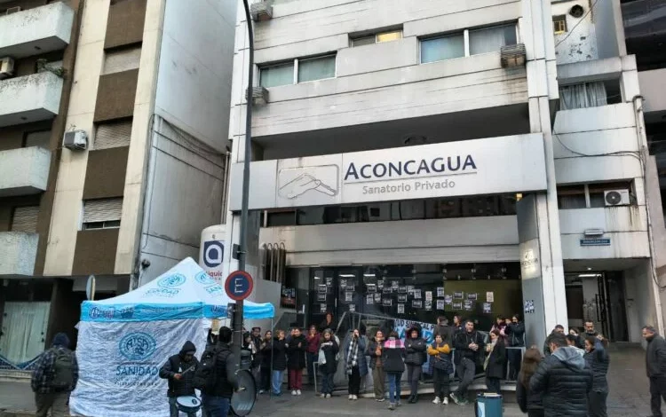 Trabajadores de salud en paro por deudas salariales en Córdoba