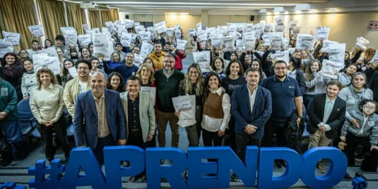 Voluntarios universitarios brindando apoyo pedagógico en Córdoba