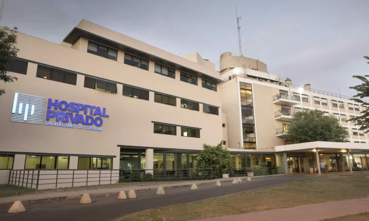 Personal médico y de emergencias trasladando un corazón para trasplante en Córdoba