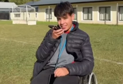 Imagen de alfajores y una camiseta de la Selección Argentina para campaña solidaria