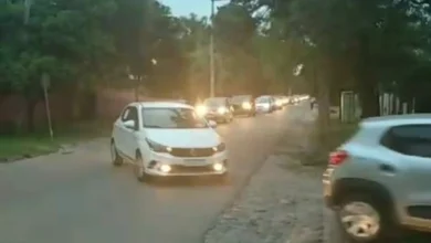 Imagen de una caravana en Villa Allende con carteles contra el estacionamiento medido