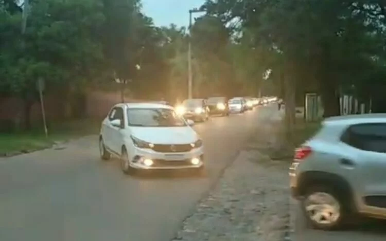 Imagen de una caravana en Villa Allende con carteles contra el estacionamiento medido